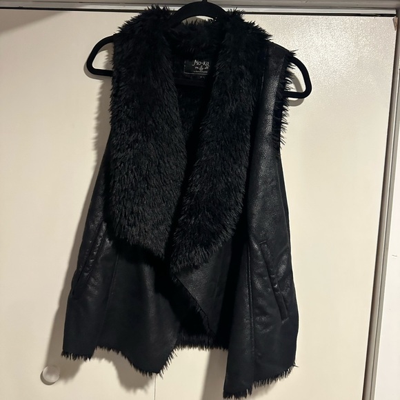 Elegant Black Faux Fur Vest - Picture 1 of 2